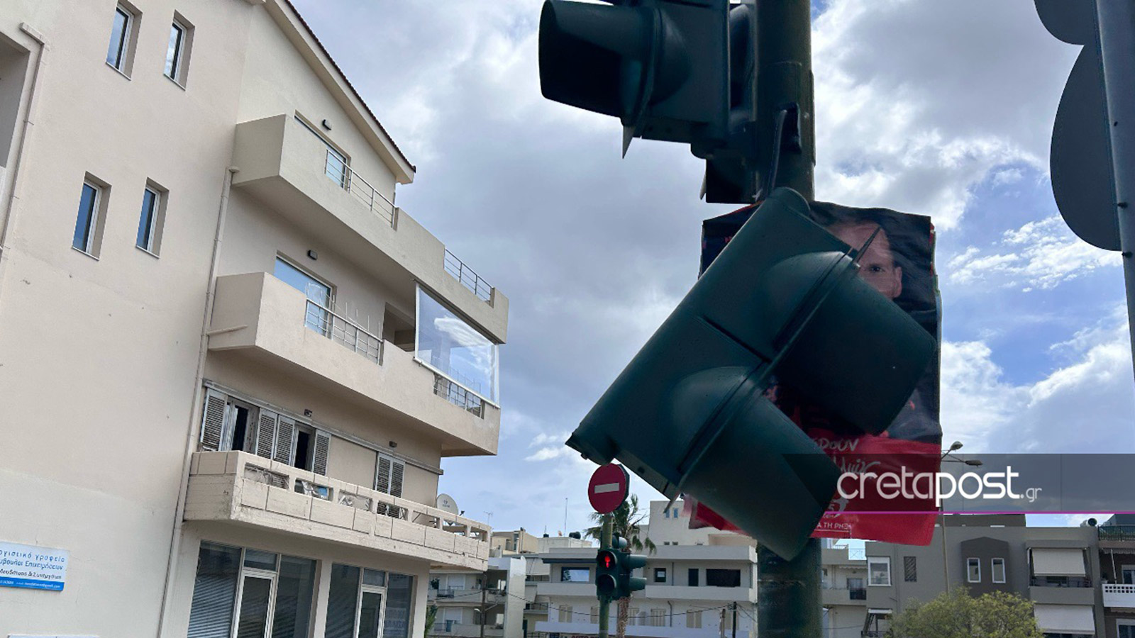 Φανάρι μπαταρισμένο με Tie Wrap «κοιτάει» τους πεζούς και όχι το δρόμο!